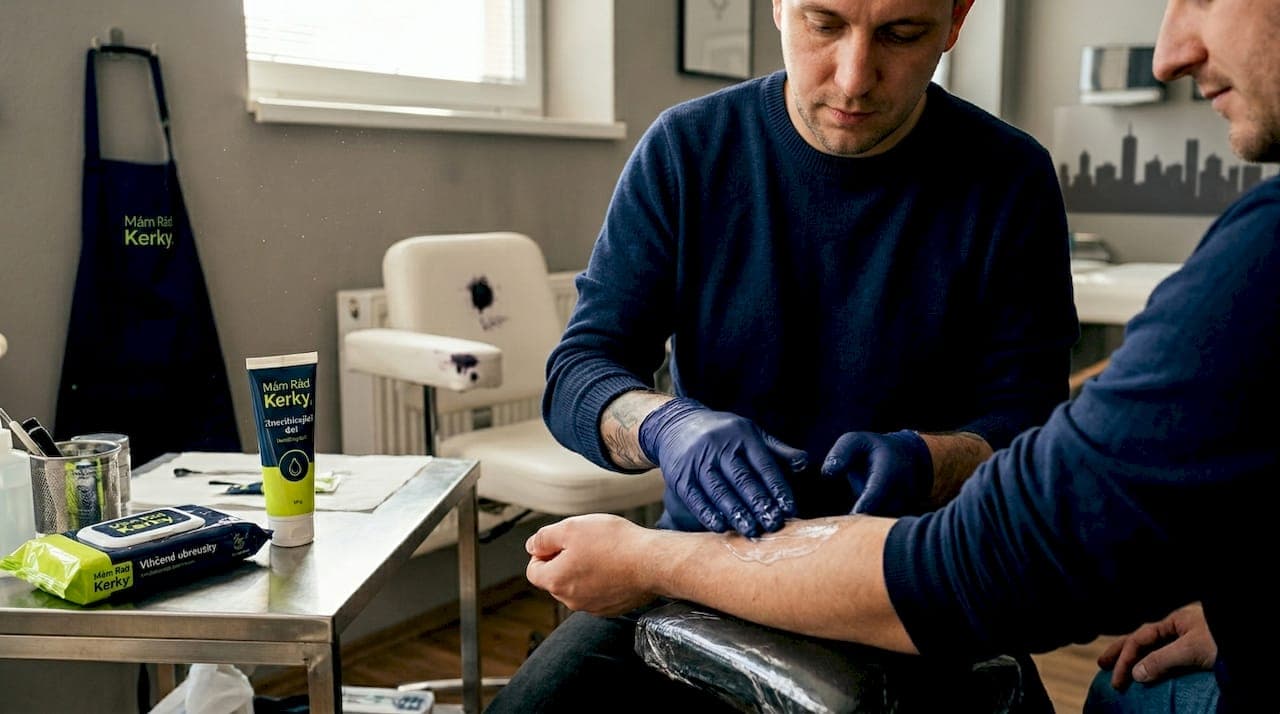 Jak správně aplikovat znecitlivující gel před tetováním